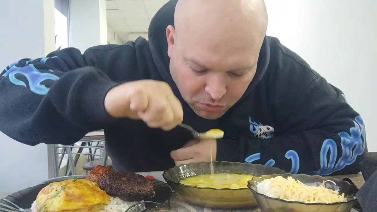 МУКБАНГ сырный суп, тефтеля и печеночный оладушек,салат с ветчиной и куриная котлета/ОБЖОР/столовая