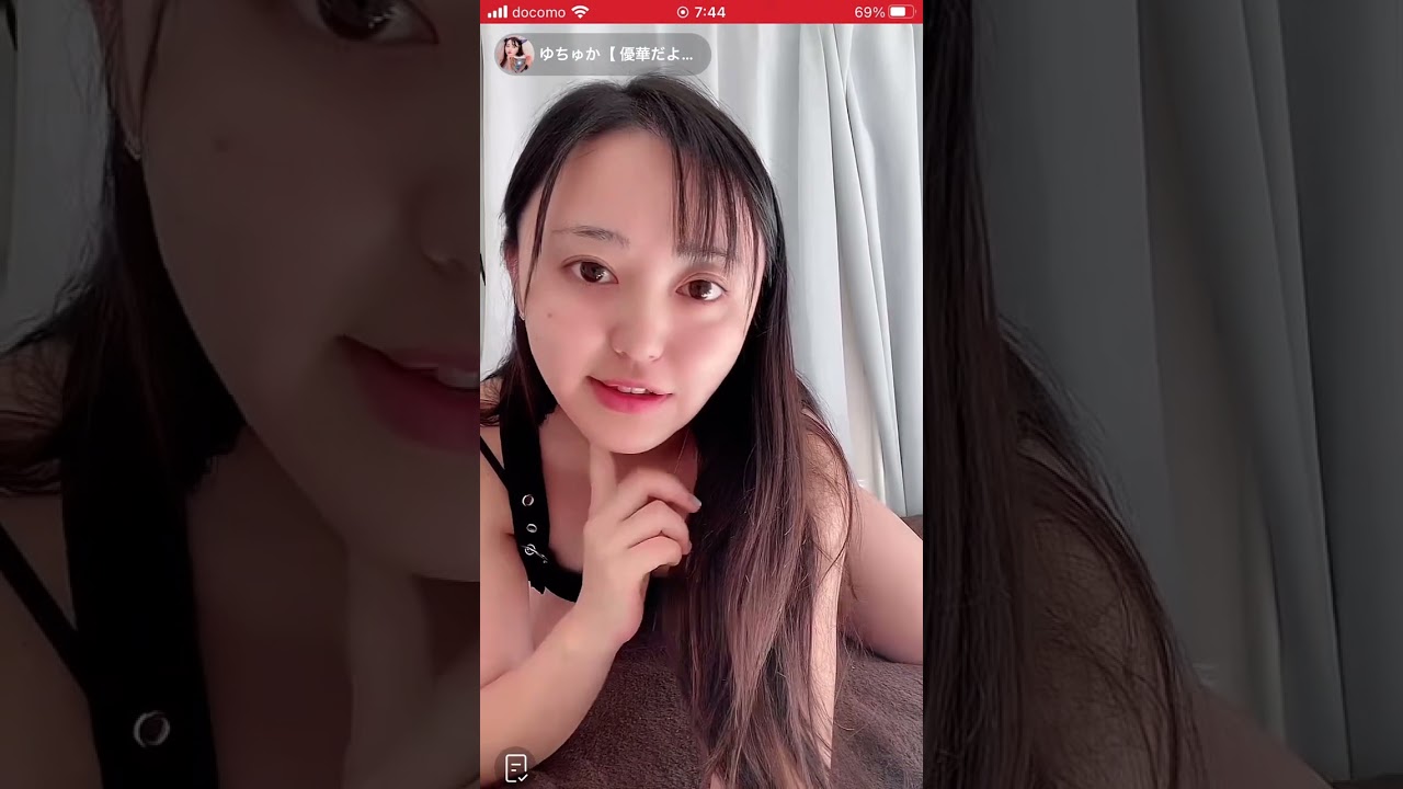 ライブ配信　際どいショーパンで足をマッサージするから見えます