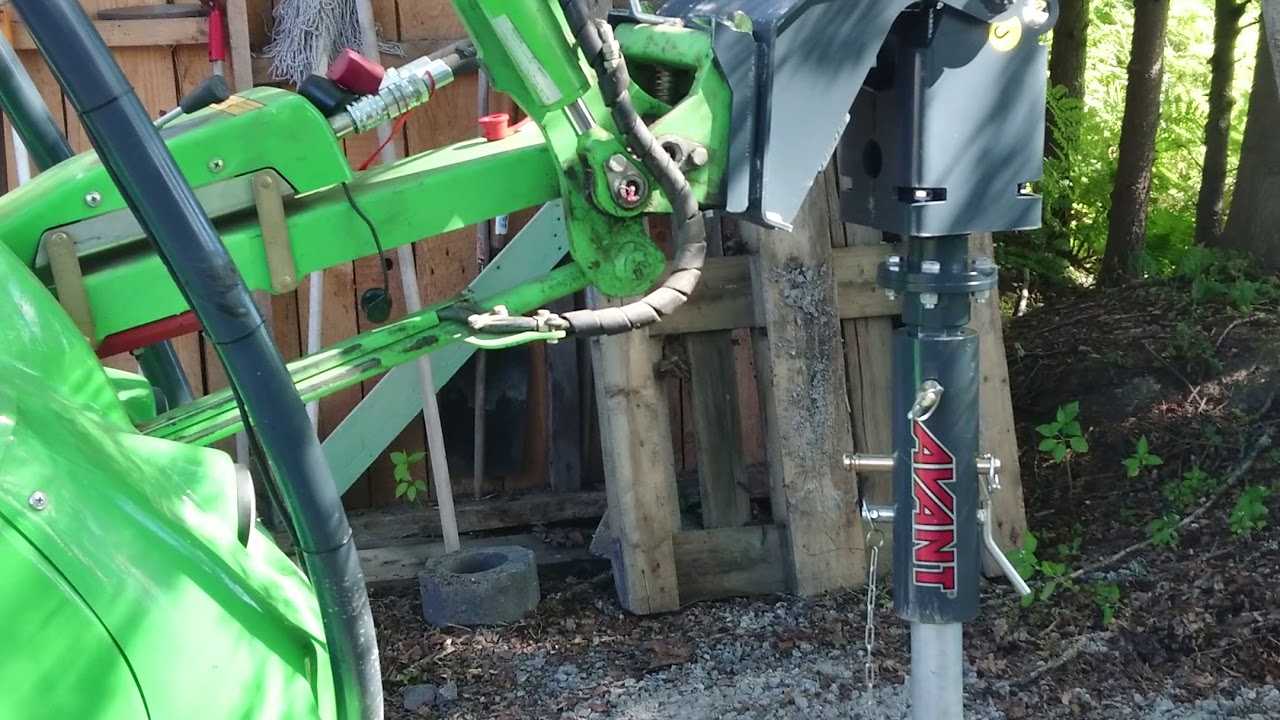 Ruuvipaalun asennus Avant 220 kuormaajalla.