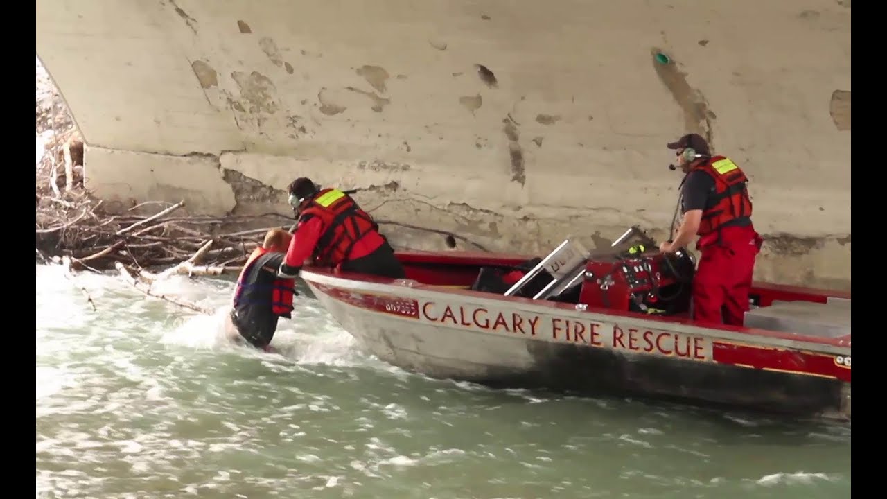 Aquatic team rescue 3 people from capsized rafts Calgary 8/25/2013