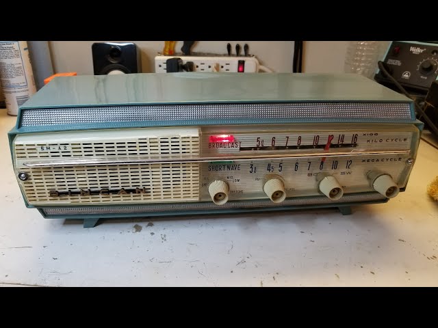 Rincan 5M-A2 tube radio (from 1960) - YouTube