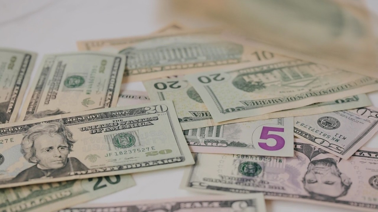 В Казахстане резко упал курс доллара: как это повлияет на экономику страны