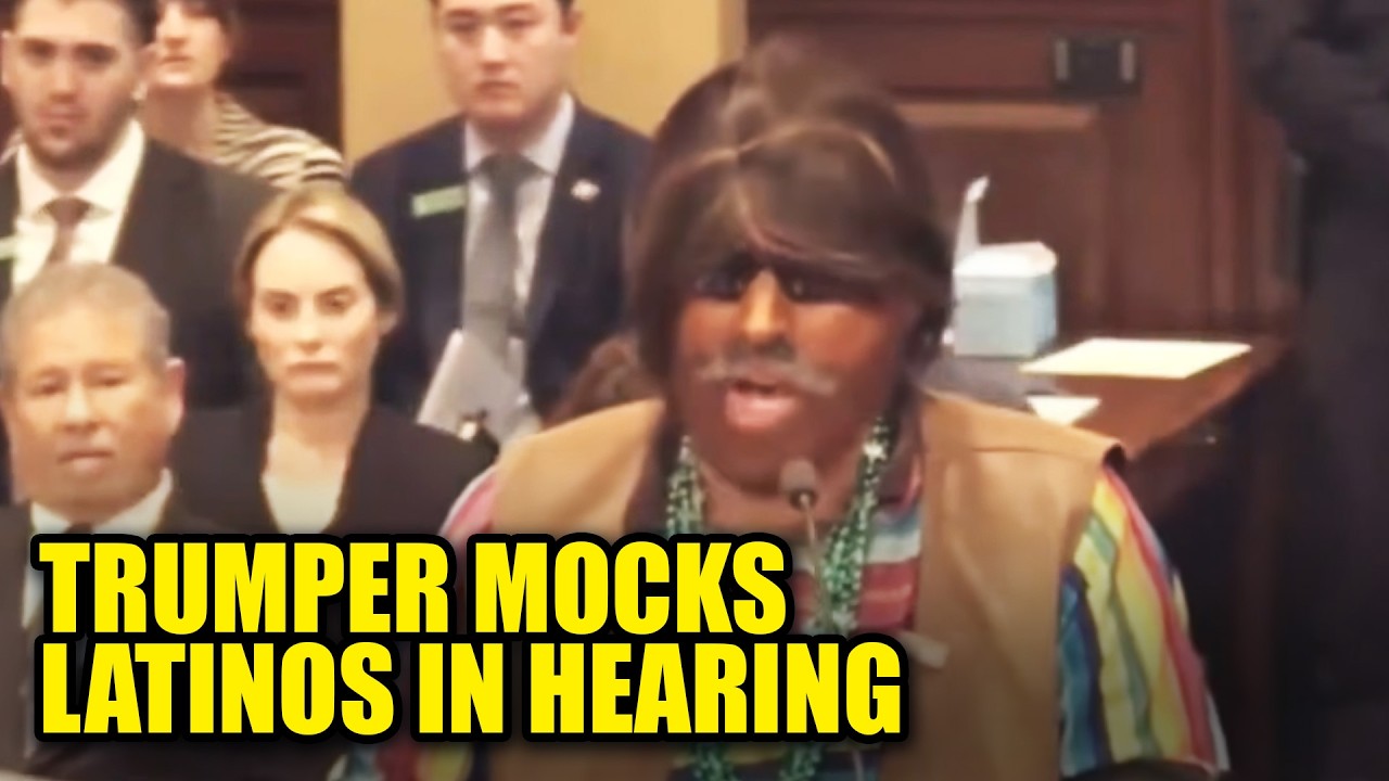 СМОТРИТЕ: Сторонник MAGA надел грим, имитирующий цвет кожи темнокожего человека, чтобы высмеять л...