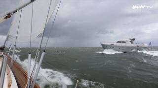 Rough weather: Motorboat versus sailing yacht in a storm