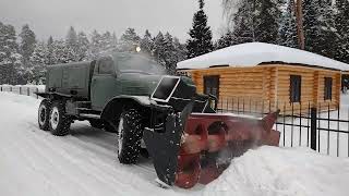 Снегоуборочная машина Д-470 чистит дороги.