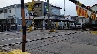 名鉄２２００２２０５Fと、３１５０系３１５５Fとの連結８両特急豊橋行きと、３１００系新塗装３１０３Fと、２２００系２２０６F連結８両快速特急新鵜沼行き、下小田井駅前踏切通過。