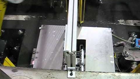 Meredith Machinery - Syncronized Robots loading Conveyor