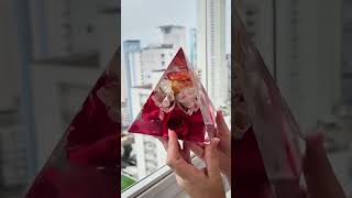 Eternização de flores especiais com resina no formato de pirâmide 😍 #resina #resinartindia #resin