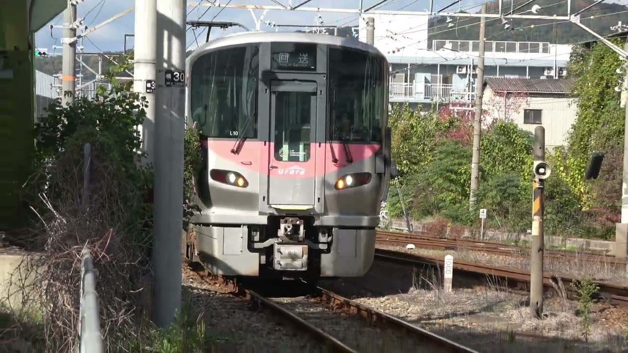 JR西日本227系電車｢Urara｣ 糸崎駅 - YouTube
