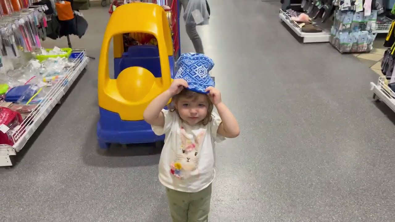 🧢 Саша і Наташа приміряют шапки в магазині 😄