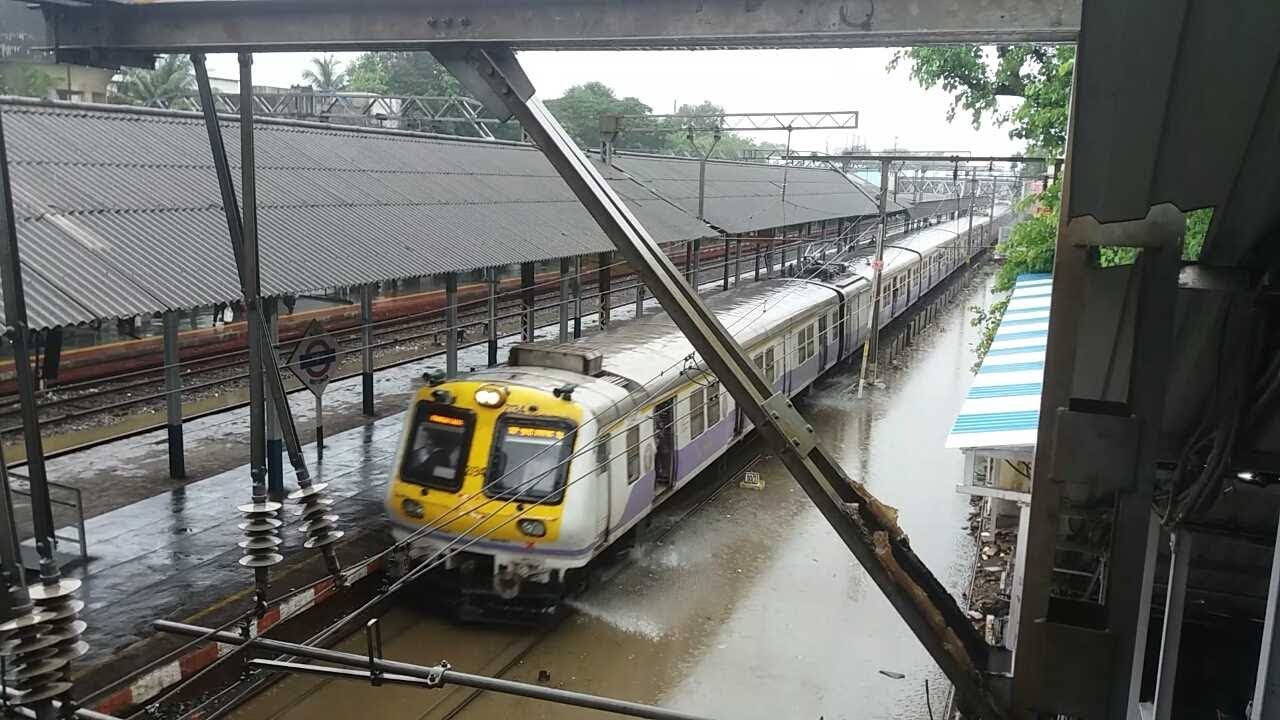 Mumbai CSMT Fast EMU || Skipping Matunga || Through the flooded track