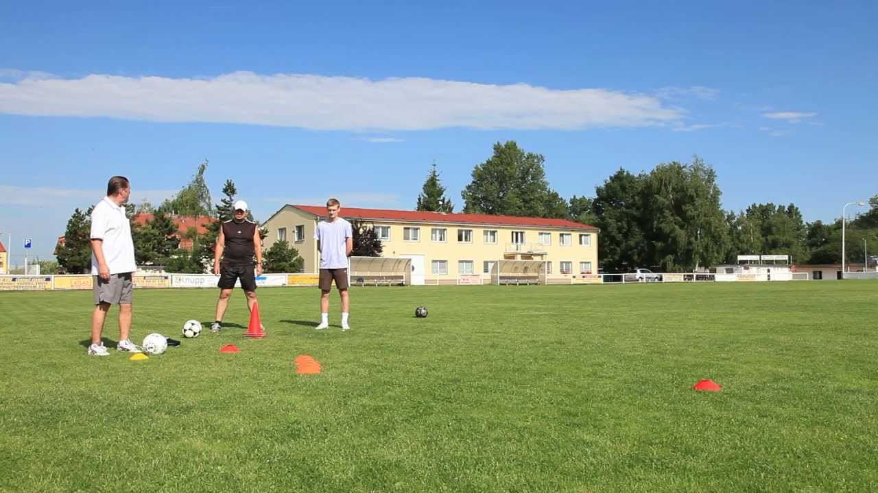 Футбол урок 1. Школа индивидуального футбольного мастерства. Футбольная школа финт. Техника футбола школа. Степ занятие у футболиста.