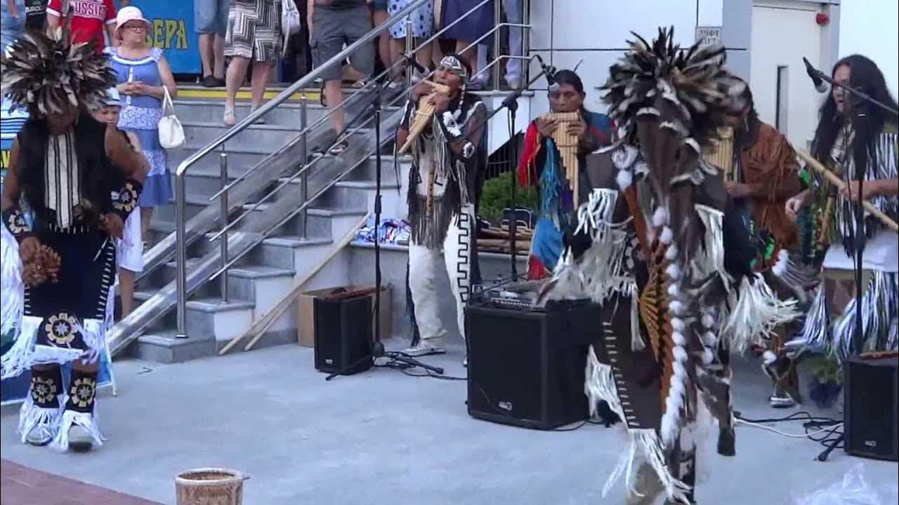 Слушать индейцев перу. Camuendo Wuambrakuna. Индейцы в Сочи. Индейцы Эквадора. Концерт индейцев в Сочи 2014.