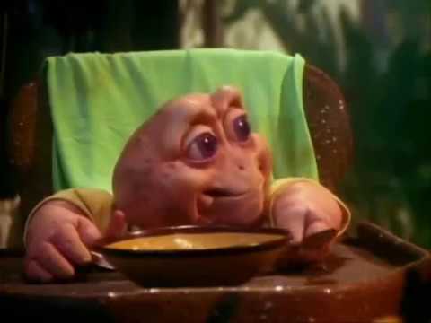 Famlia Dinossauros - Vov Zilda dando de comer ao B...
