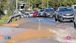 Una fuga de agua inunda la rotonda de La Vileta en Palma y provoca importantes atascos. 14/05/2026.