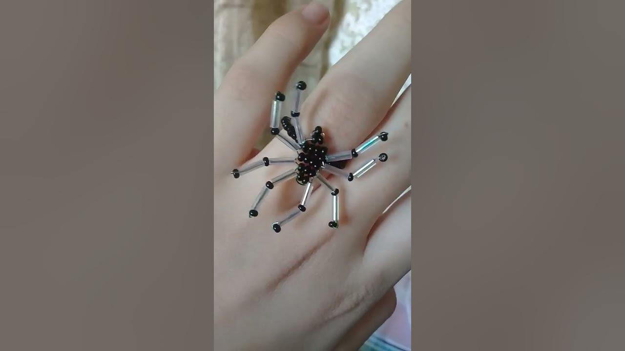 Брошь паучок из бисера. Паук брошь на браслет. Брошь паук. Кольцо паук из бисера. Кольцо паук из бисера.