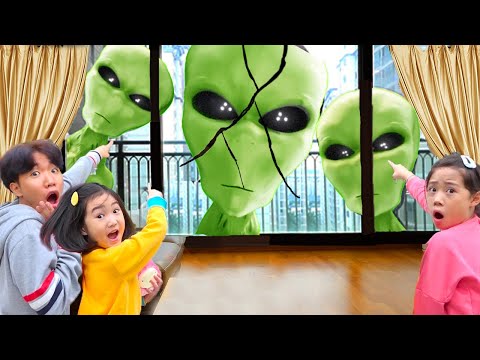 Boram playing with aliens to learn about TOYS