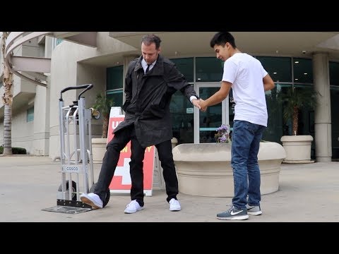 three-legged-man-prank-in-usa---julien-magic