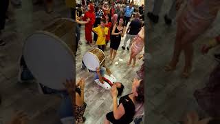 Hüseyi̇n Kağit Sahnede Uşakli Çilgin Davulcu Davuluyla Şovunda Resimi