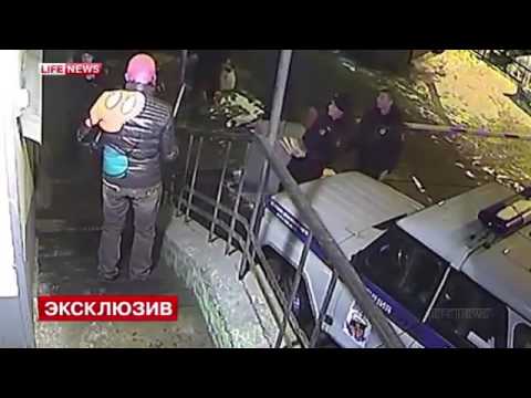Неадекватный с ножами напал на полицейских