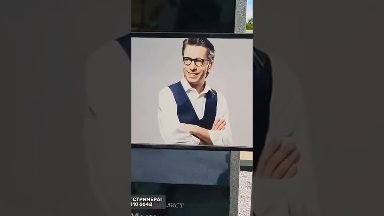 Памятник тележурналисту Михаилу Зеленскому на Троекуровском кладбище Москвы.