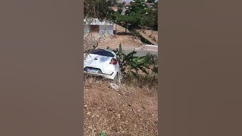 Após acidente, carro cai em "ribanceira" na avenida Migue Sutil