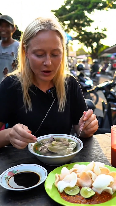 Bule Coba Soto Ayam Di Warung Pinggir Jalan Indonesia