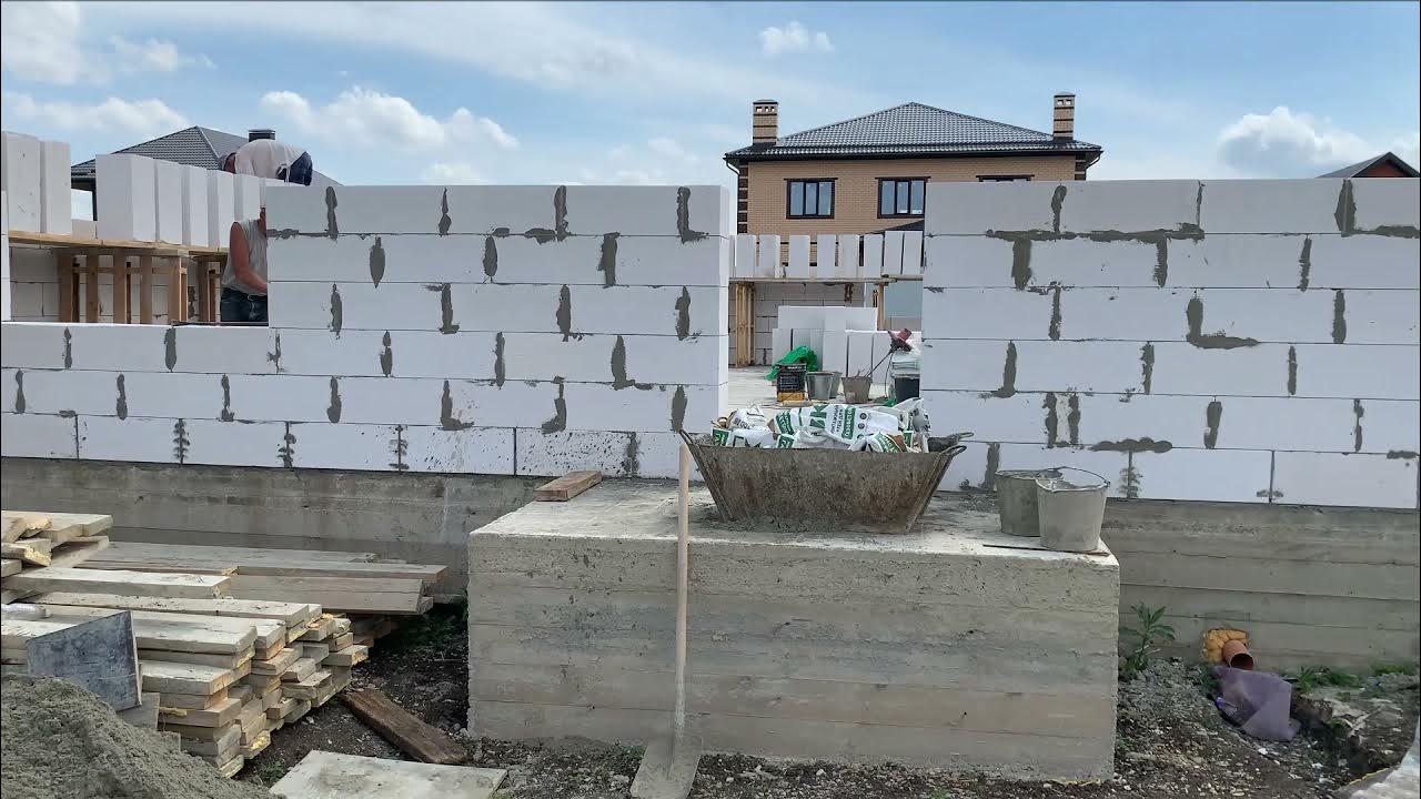 Плита под одноэтажный газобетон. Монолитная железобетонная плита фундамента. Ленточный фундамент. Фундамент под гараж из пеноблоков. Фундамент под газобетон.