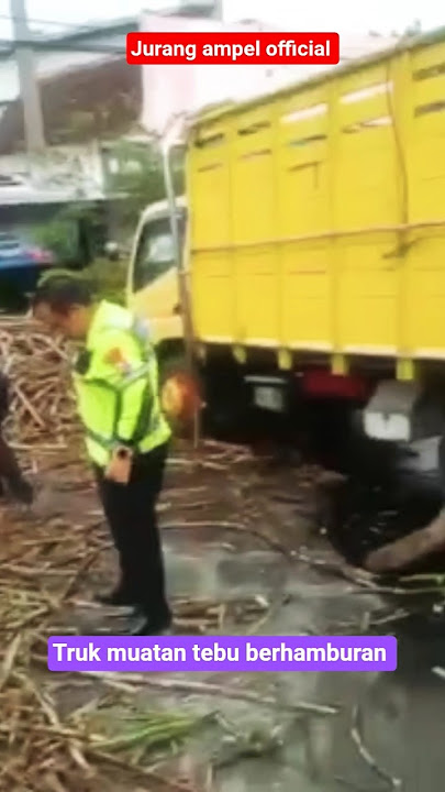 truk muatan tebu berhamburan di jalanan