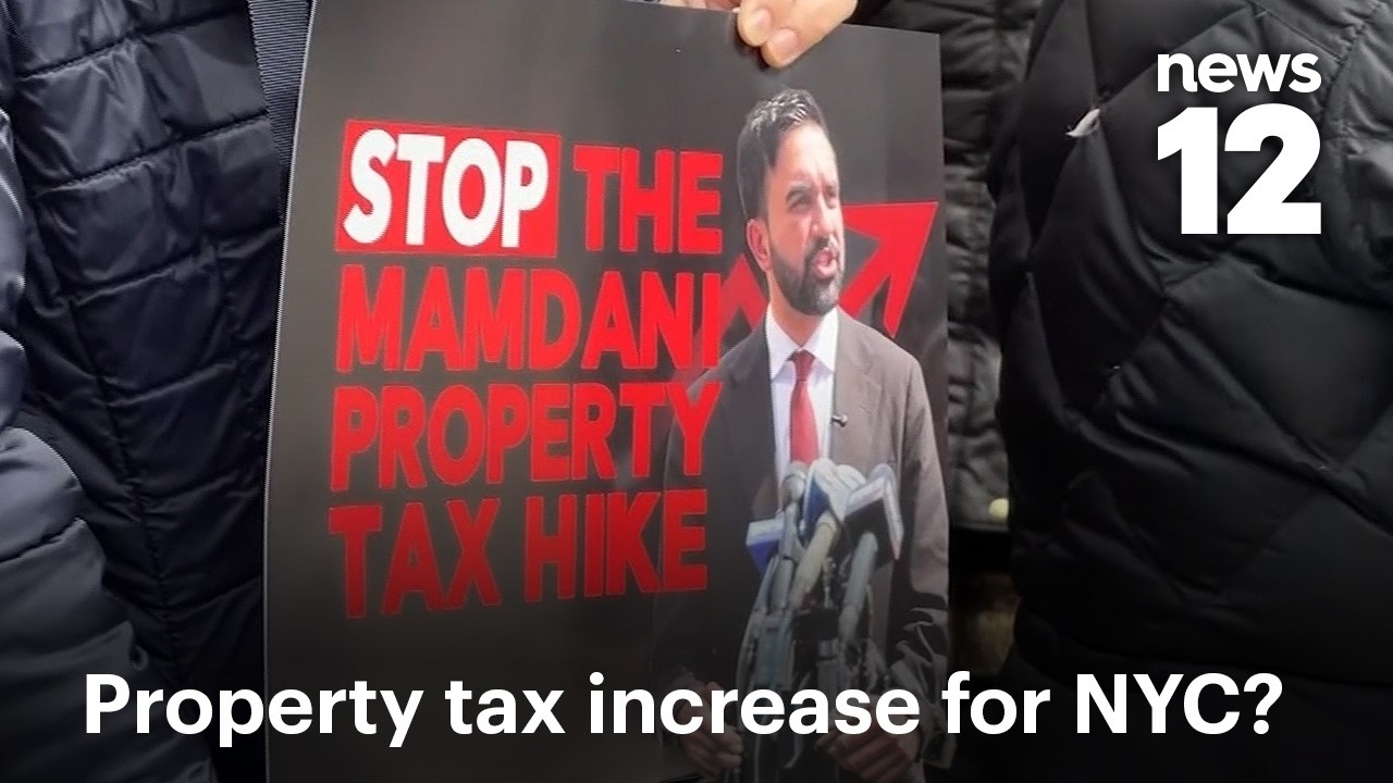 Участники митинга выражают обеспокоенность по поводу возможного повышения налога на недвижимость ...