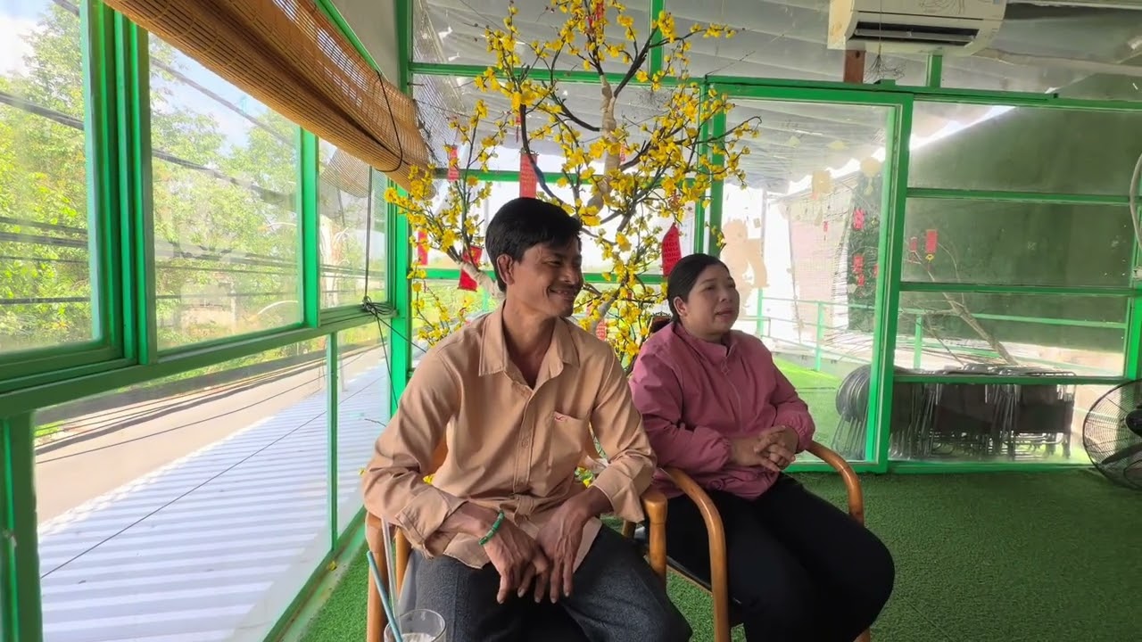 Trung dẫn chị Quý đi ra quán này 2 người tâm sự chuyện đám cưới cũng như tương lai 2 đứa con