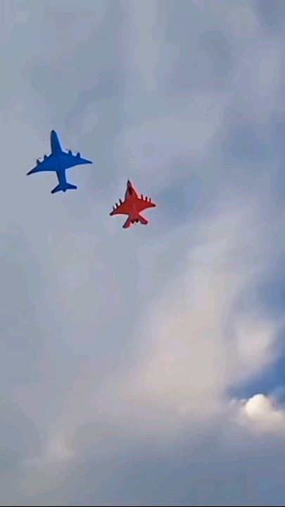 dua Layangan pesawat yang berbeda karakter #pesawat #layangan #shortvideos #pesawattempur #kite
