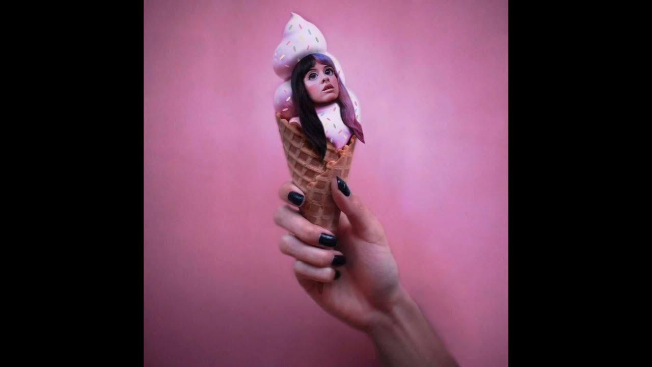 I scream speed up. I scream melanie martinez. мартинез потрес перчаткой. песня i scream. эми мартинес с призом.
