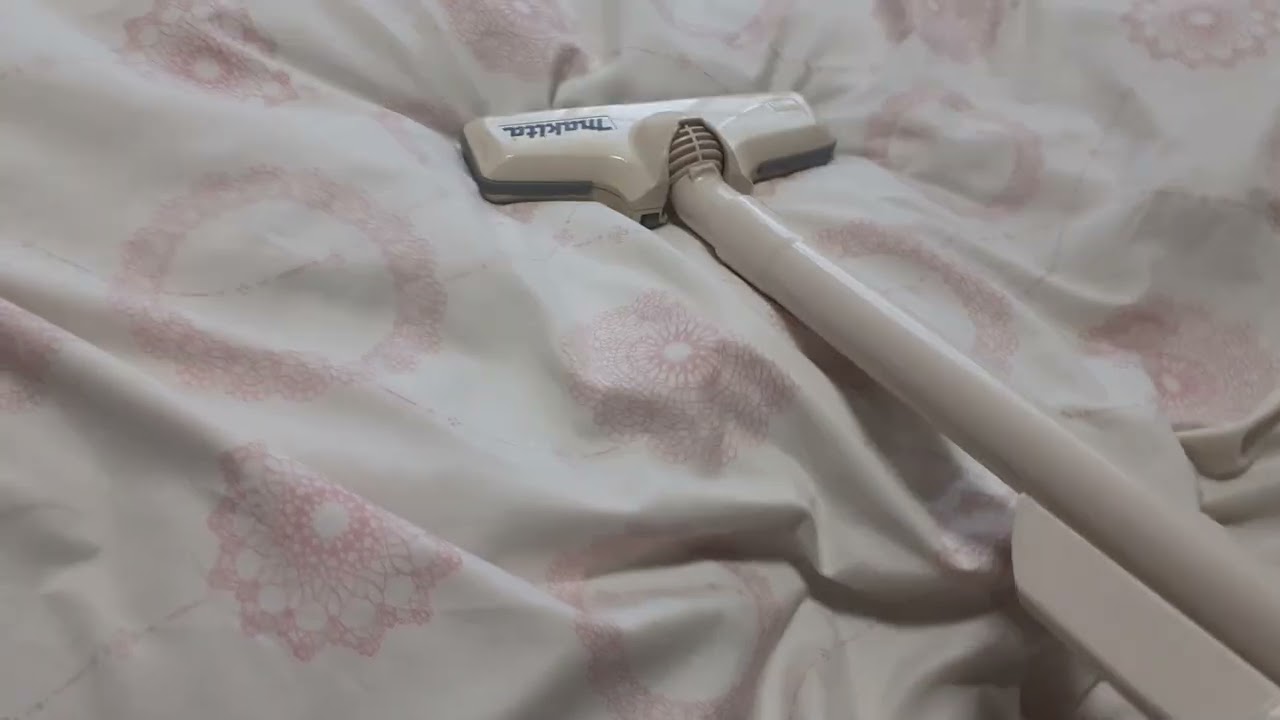 妹の掛け布団を掃除機で吸引