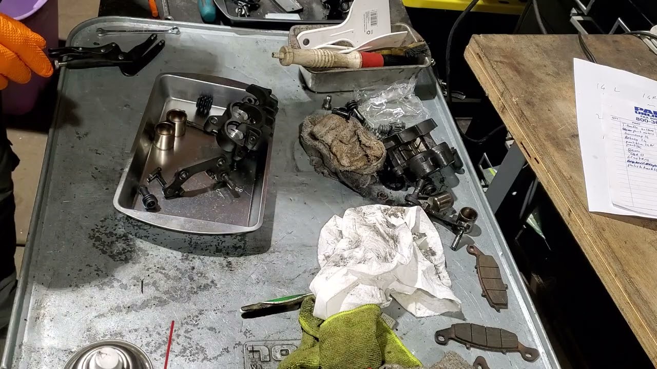 Переборка тормозных суппортов на мотоцикле SV650.