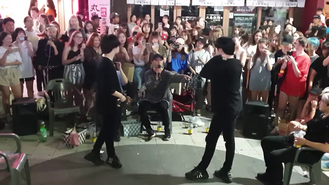 Танцы на улице Кореи.