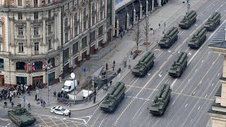 Des véhicules militaires arrivent à Moscou pour le défilé du Jour de la Victoire