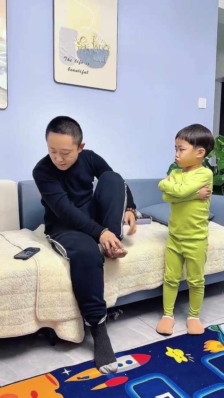 爸爸看手机入迷了，竟然把袜子穿同一个脚上都不知道！#Cute baby#Cute#呆萌小米宝#聪明宝宝#萌娃