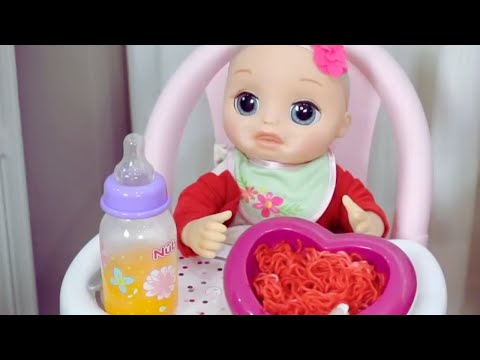 LAURINHA E SUA IRMÃS TRIGÊMEAS E AMIGAS NA HORA DO ALMOCINHO DE BONECAS