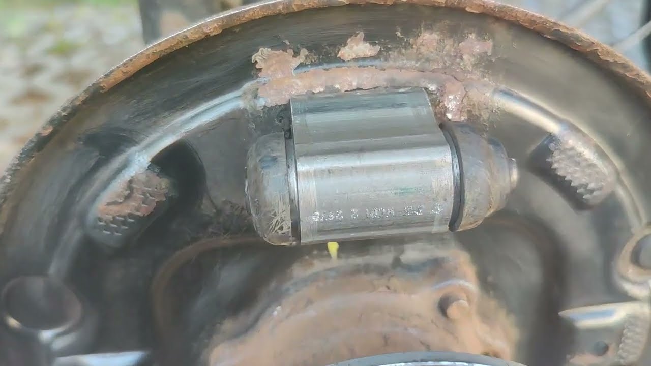 Wymiana hamulcow bebnowych i szczeki w Ford EcoSport 2018