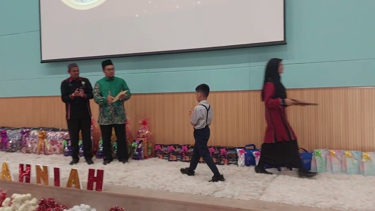 Moment Syahin naik pentas dapat anugerah pelajar Cemerlang 2025 Tahun 2 ...