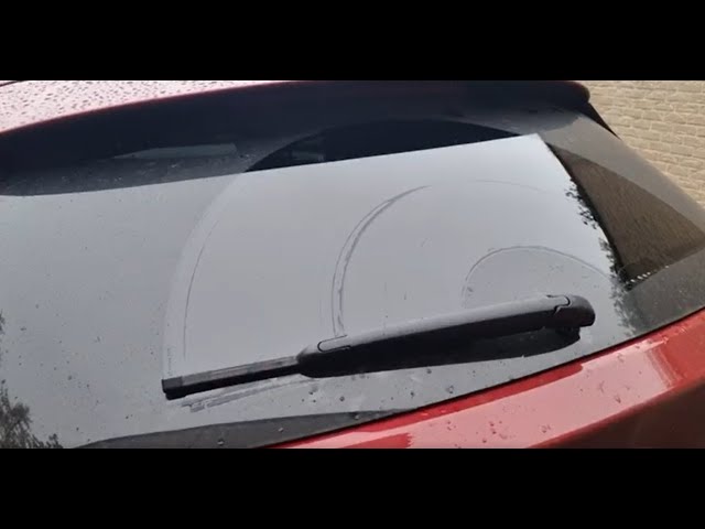 Come sostituire il tergicristallo posteriore (o il solo gommino) su un'Alfa  Romeo Stelvio - YouTube