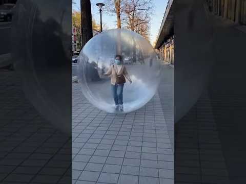コロナ対策で巨大な透明ボールに入るおばちゃん #sora