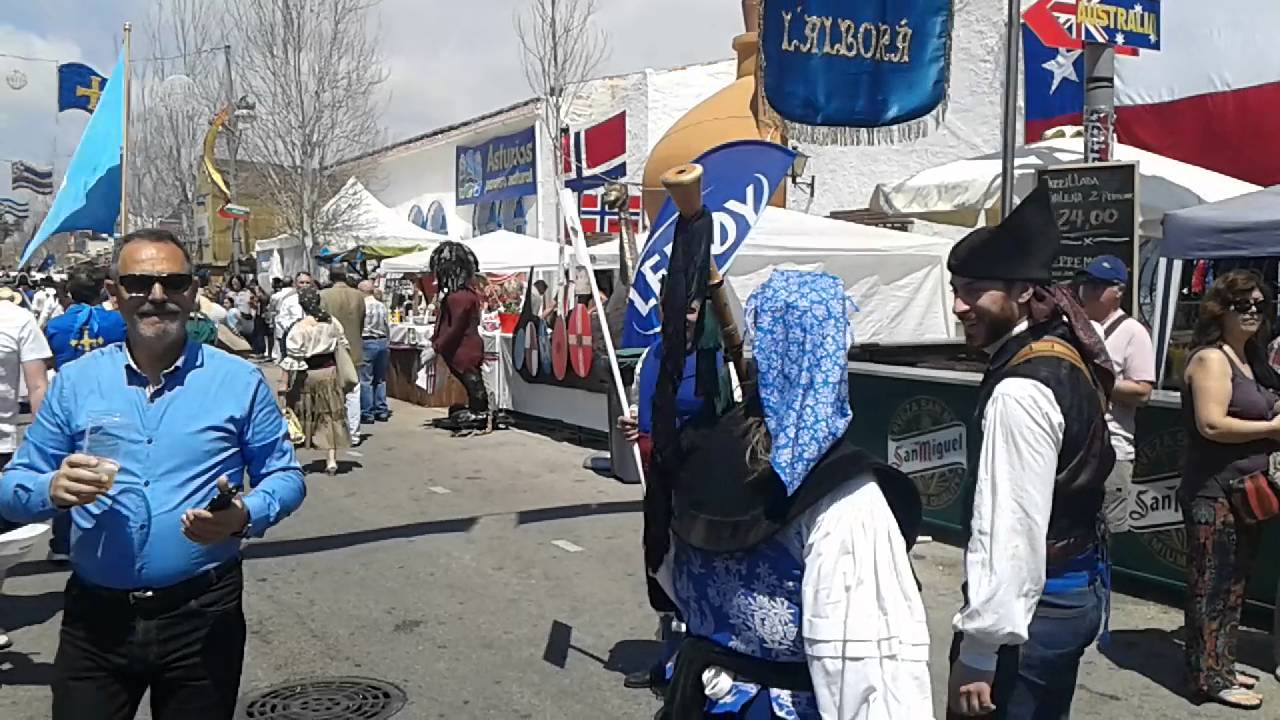 Llegando a la caseta de Asturias en Fuengirola Feria de los Pueblos 30 04 2016