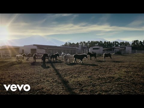 Vicente Fernández, Edwin Luna y La Trakalosa de Monterrey - Qué de Raro Tiene (Lyrics)