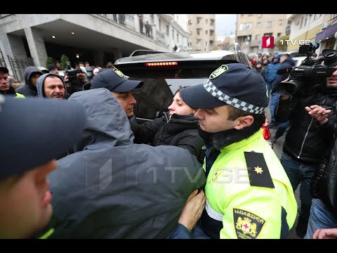 მცირე დაძაბულობა პარლამენტის უკანა შესასვლელთან