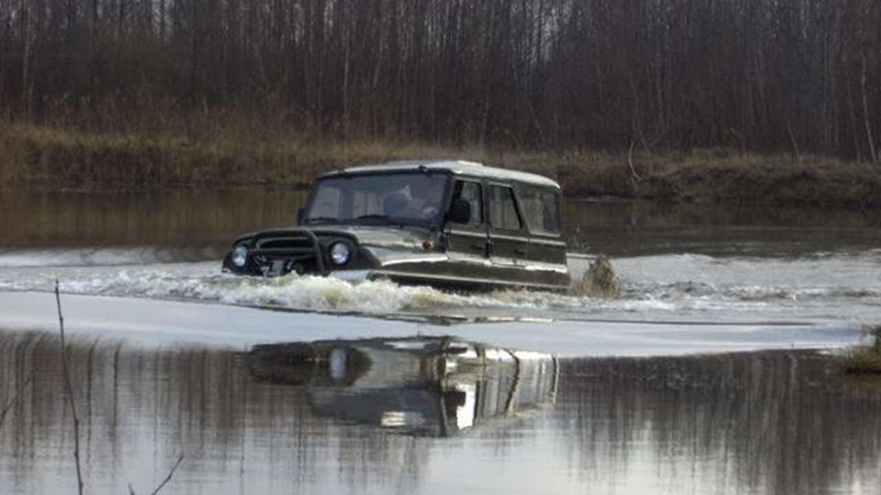 Уаз плавает по воде