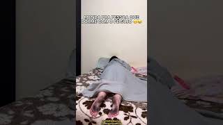 QUANDO A PESSOA DORME COM O PÉ SUJO!!! 😳👀😂
