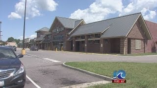 Suspect holds up Food Lion