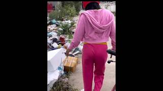 Она нашла в мусоре таинственную коробку… 😱📦